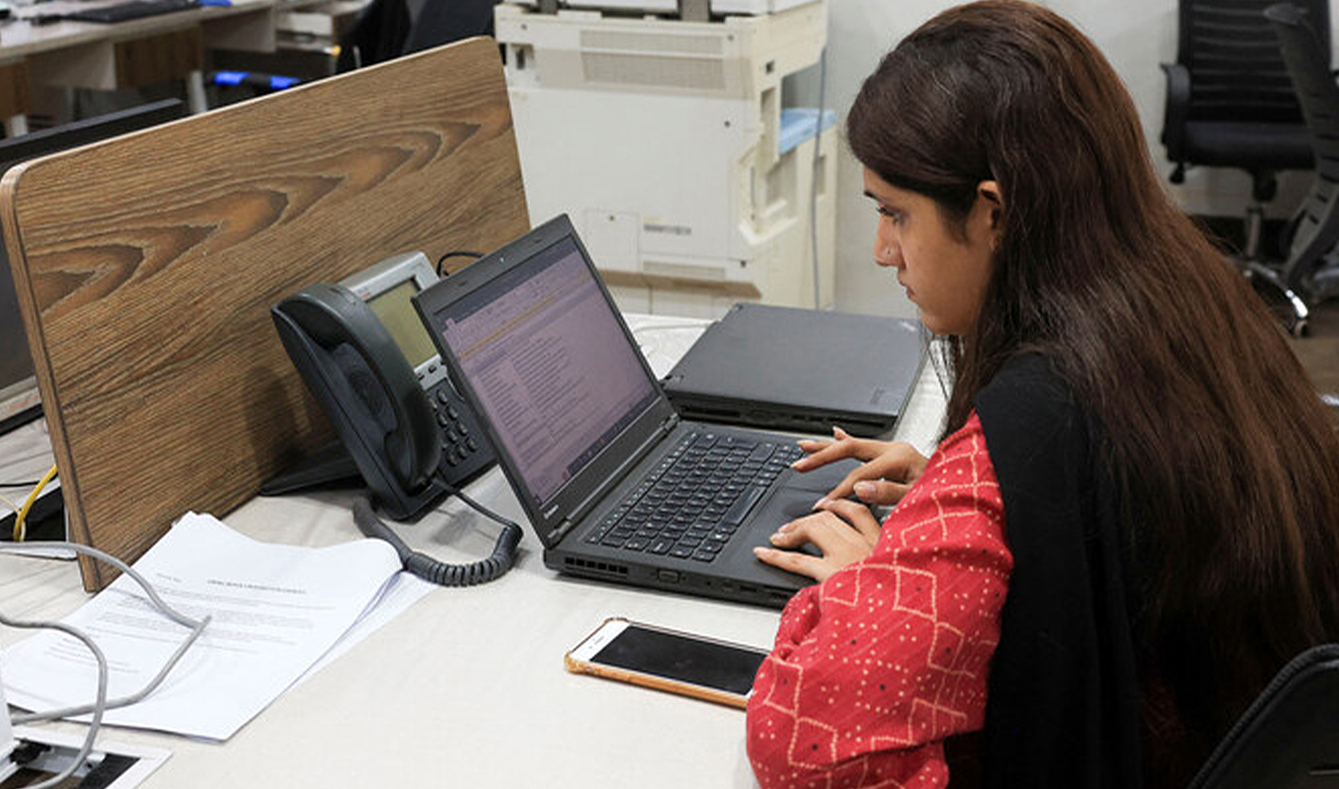 An employee works on a computer at the office of Pakistan Freelancers Association (PAFLA), a platform and support group to help freelancers, in Karachi, Pakistan on August 22, 2024. (REUTERS/File)