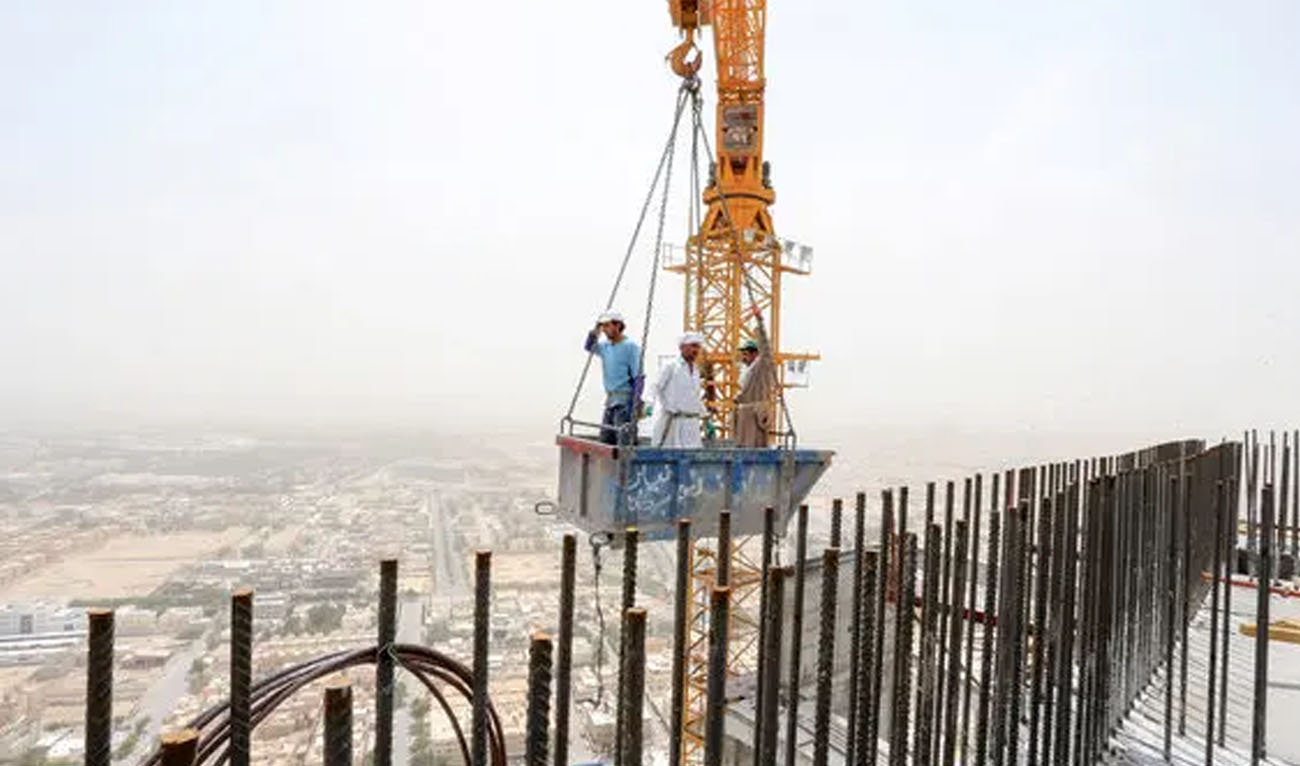 Foreign workers at a construction site in Riyadh, Saudi Arabia, on May 24, 2020. (Reuters/File)
