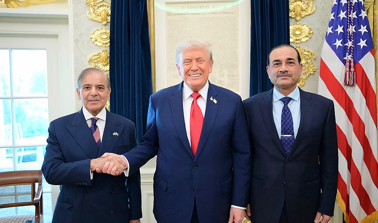 This handout photograph released by Pakistan's Prime Minister Office on September 26, 2025, shows Pakistan's Prime Minister Shehbaz Sharif (L), Army Chief and Field Marshal Syed Asim Munir (R) posing with US President Donald Trump (C) at the White House in Washington, DC. (AFP/ file)