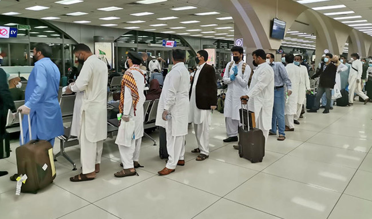 Pakistani nationals stranded in Saudi Arabia are processing their travel documents for a special flight to Karachi at Jeddah International Airport on June 07, 2020. (Photo courtesy: Pakistan Consulate General in Jeddah)