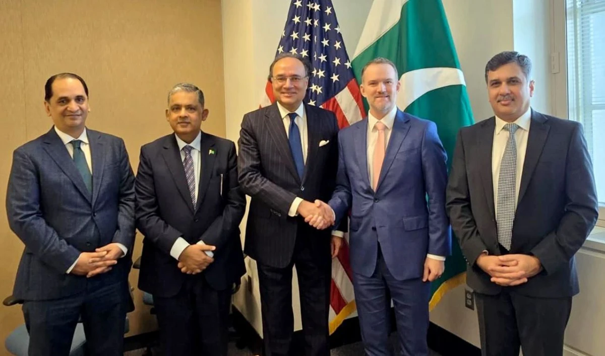 Pakistan’s Finance Minister Muhammad Aurangzeb (center) shaking hands with US Secretary of Commerce Howard Lutnick(second-right) in Washington, DC on July 31, 2025. (Ministry of Finance/File)