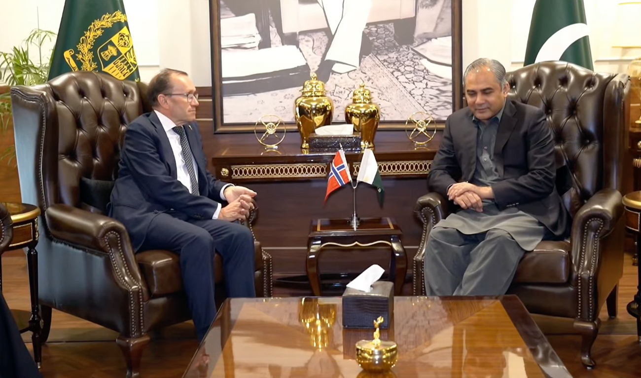 The screengrab taken from a video on August 14, 2026, shows Norwegian Foreign Minister Espen Barth Eide meeting Pakistani Interior Minister Mohsin Naqvi (right) in Islamabad. (Ministry of Interior)