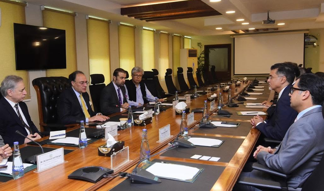 Finance Minister Muhammad Aurangzeb (second left) meets Asyad Group Chief Executive Officer Ghassan Ahmed Amodi in Islamabad, Pakistan, on August 27, 2026. (Finance Ministry)