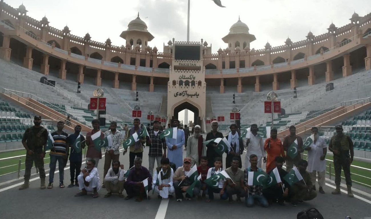 25 Pakistani nationals posing for a picture that were repatriated via Wagah-Attari border on August 28, 2026. (Pakistan High Commission India/X)