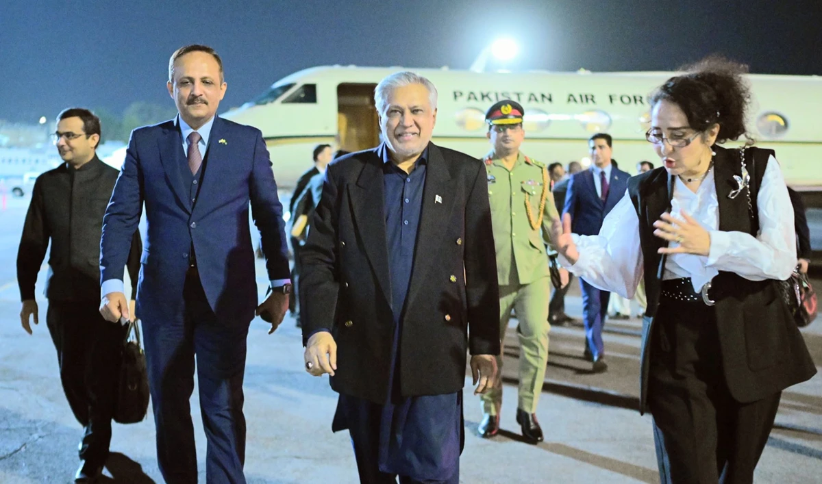 Pakistan’s Deputy Prime Minister and Foreign Minister Ishaq Dar (center) arrives in Amman, Jordan, on August 5, 2026. (MOFA)