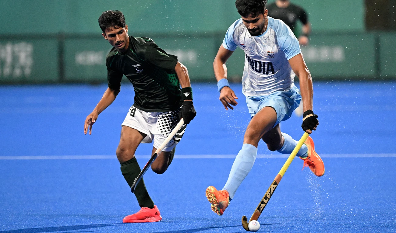 Pakistan's Muhammad Ammad (L) competes for the ball during the preliminary men's pool hockey match between India and Pakistan at the 2022 Asian Games in Hangzhou in China's eastern Zhejiang province on September 30, 2023. (AFP)