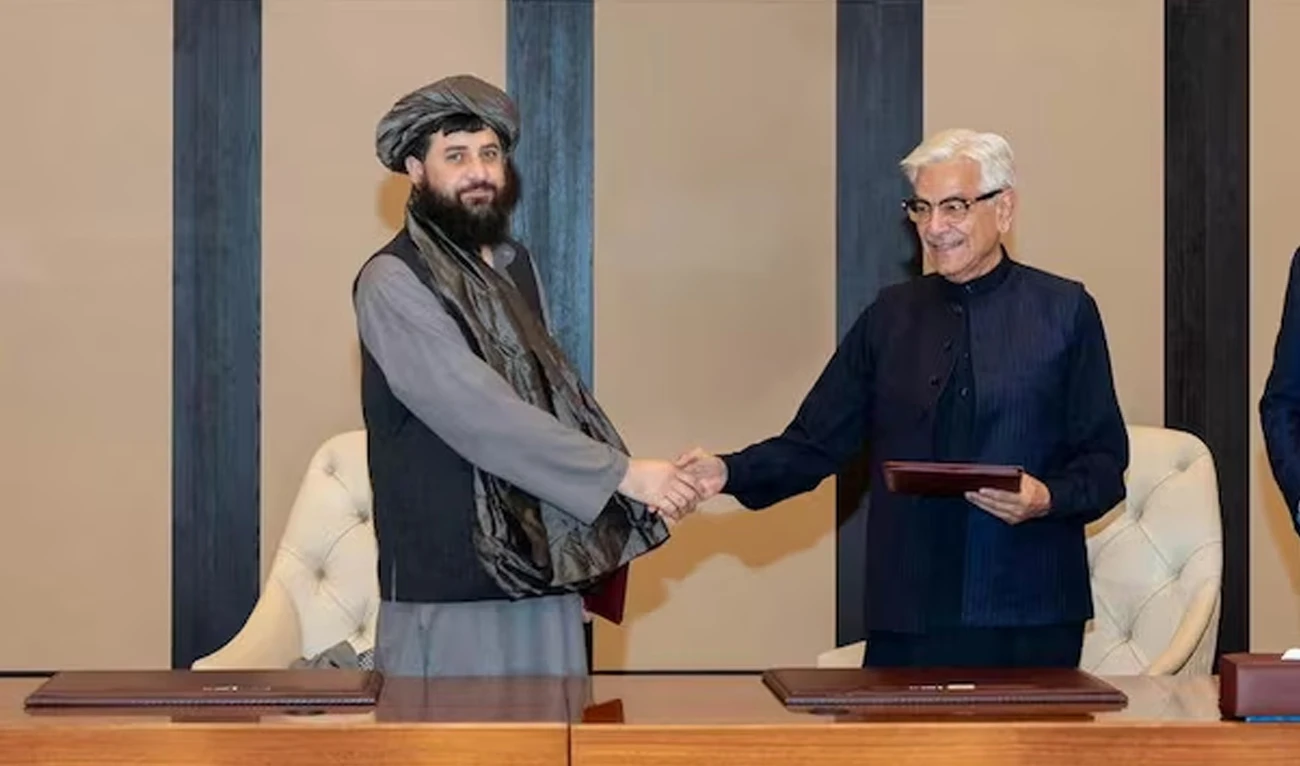 Afghan Defence Minister, Mullah Mohammad Yaqoob Mujahid and Pakistan's Defence Minister, Khawaja Muhammad Asif shake hands, following the signing of a ceasefire agreement, during a negotations meeting mediated by Qatar and Turkey, in Doha, Qatar, October 19, 2025. (Reuters/File)