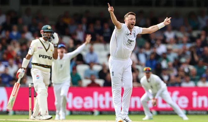 England's Ollie Robinson (R) celebrates after the dismissal of Pakistan's batter Shan Masood on the opening day of the first test match between England and Pakistan at Headingley cricket ground in Leeds, northern England on August 19, 2026. (AFP/ FILE)