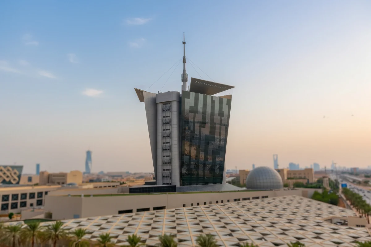 من المخالفات المرتكبة إلحاق ضرر بشبكات الاتصالات أو التعدي عليها أو قطعها