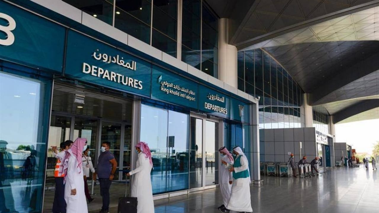 "مطار الملك خالد" يدعو المسافرين للتحقق من حالة رحلاتهم