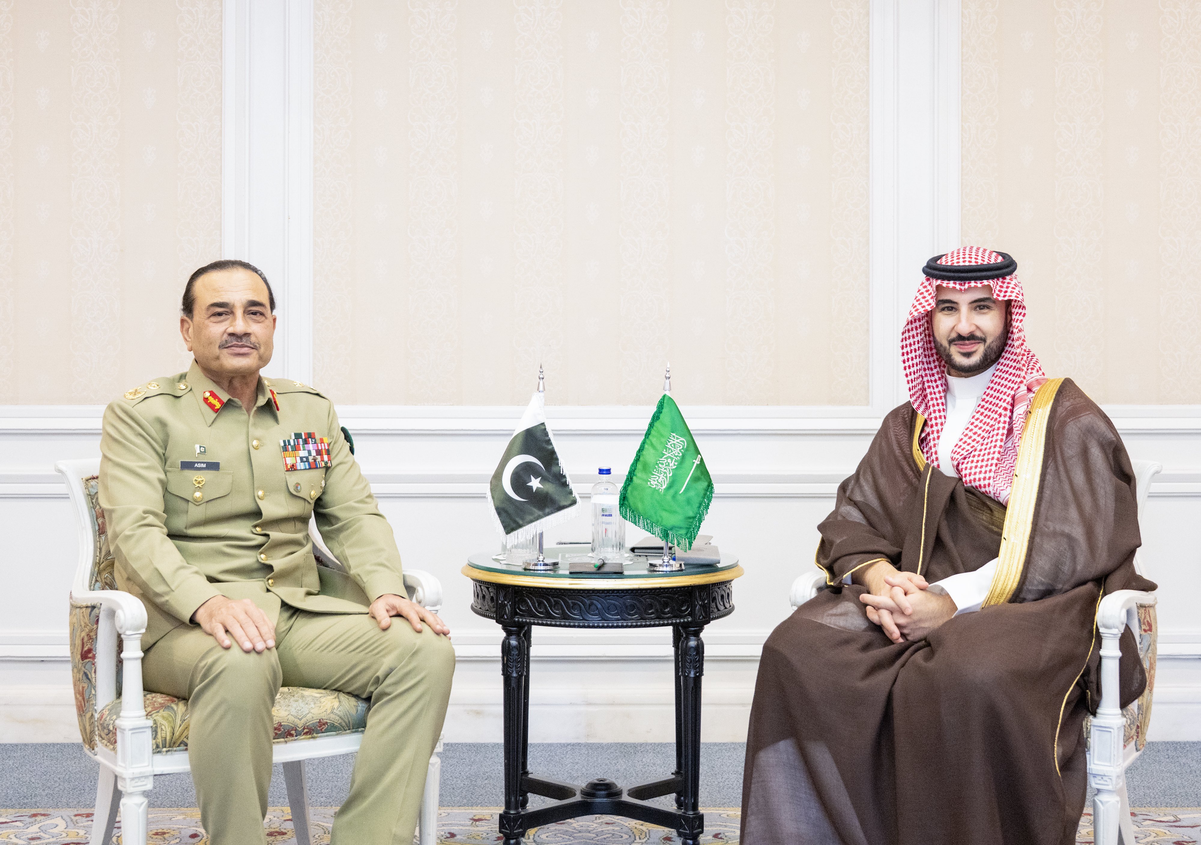 وزير الدفاع يبحث آفاق التعاون العسكري مع قائد الجيش الباكستاني