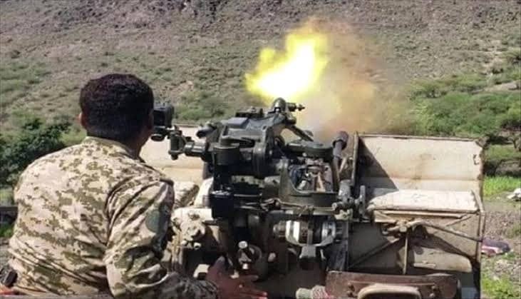 الجيش اليمني يوقع 90 قتيلًا وجريحًا في صفوف الحوثيين بالوازعية
