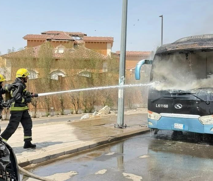 إخماد حريق في مركبة بمكة