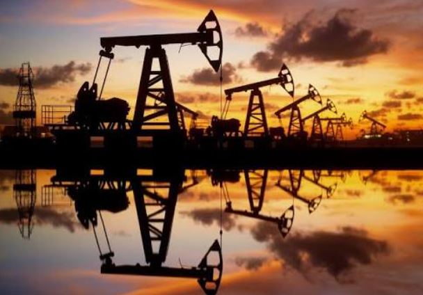 النفط يقفز فوق 104 دولارات للبرميل
