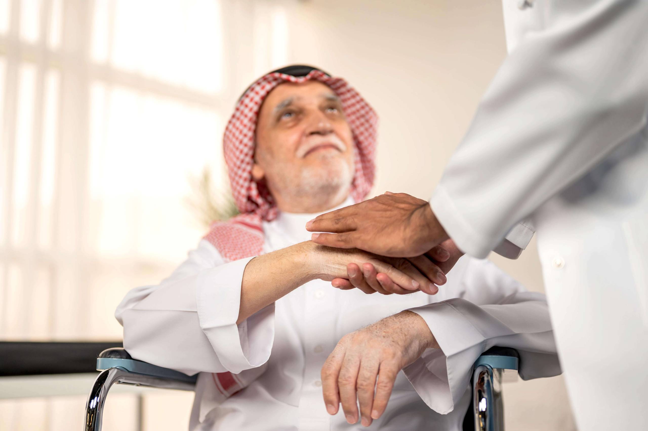 دراسة تكشف أثرًا غير متوقع لجراحات المفاصل على الدماغ