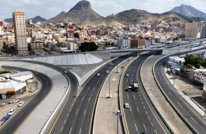 إتاحة الحركة المرورية في عدد من مسارات شبكة الطرق الجديدة بمكة