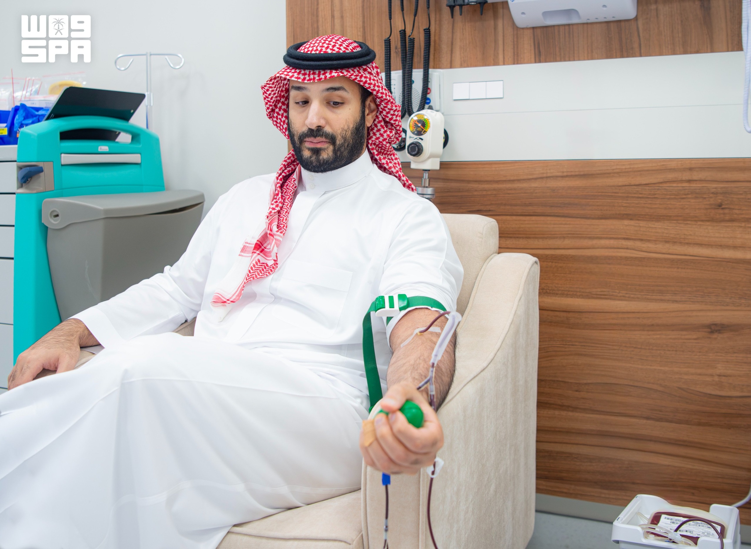 ولي العهد يتبرع بالدم ويطلق الحملة الوطنية للتبرع 2026