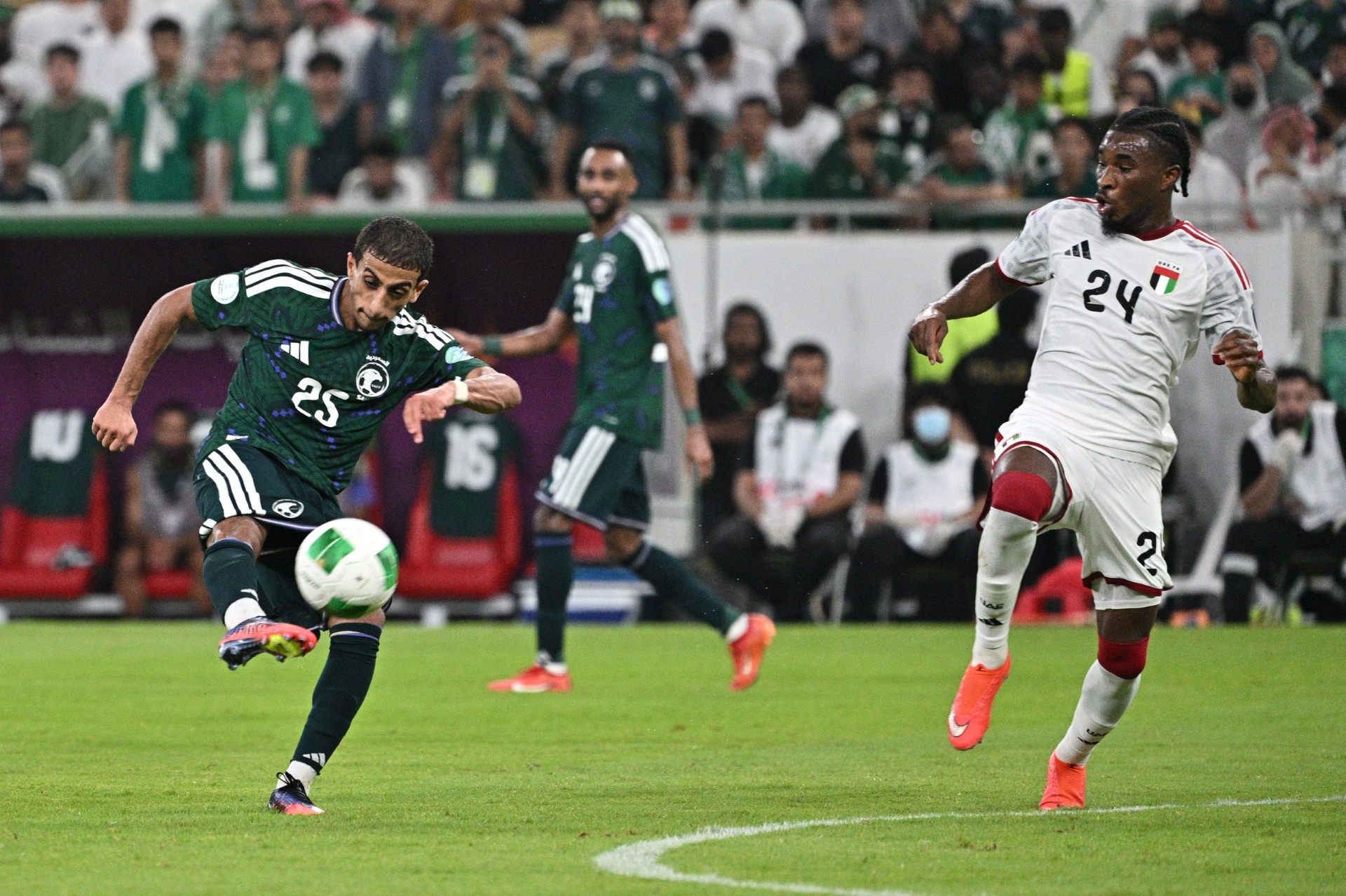رئيس الإمارات يهنئ السعودية بلقب "خليجي 27"