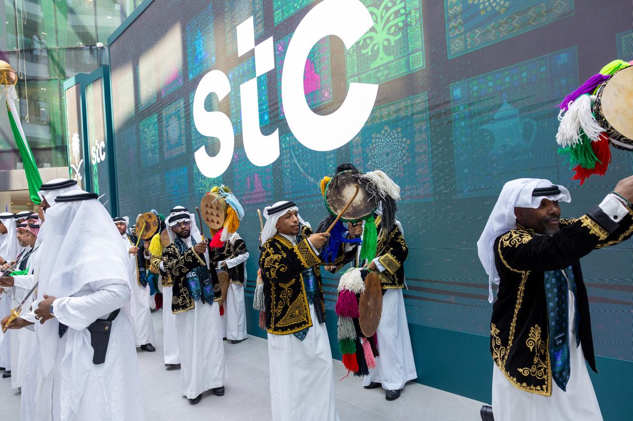 "stc" تحتفل بتتويج الأخضر بعروض خاصة لعملائها