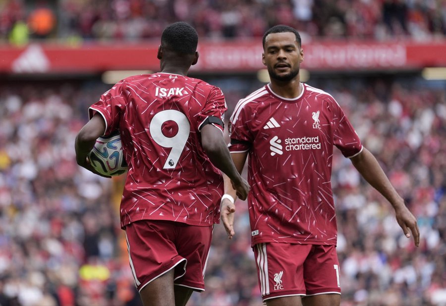 ليفربول يفقد إيزاك وخاكبو أمام مانشستر سيتي