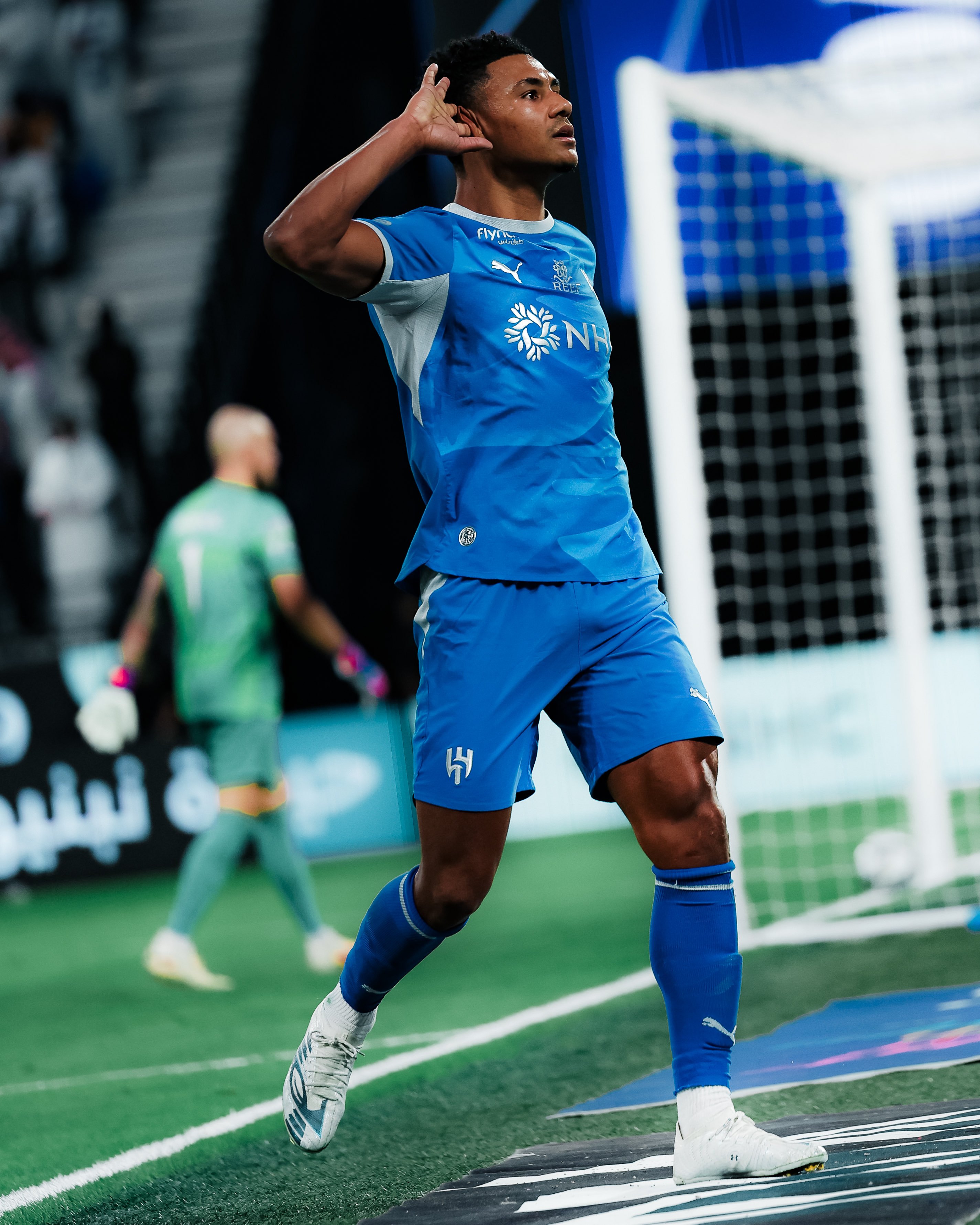 واتكينز ينضم إلى قائمة تاريخية في كلاسيكو الهلال والاتحاد