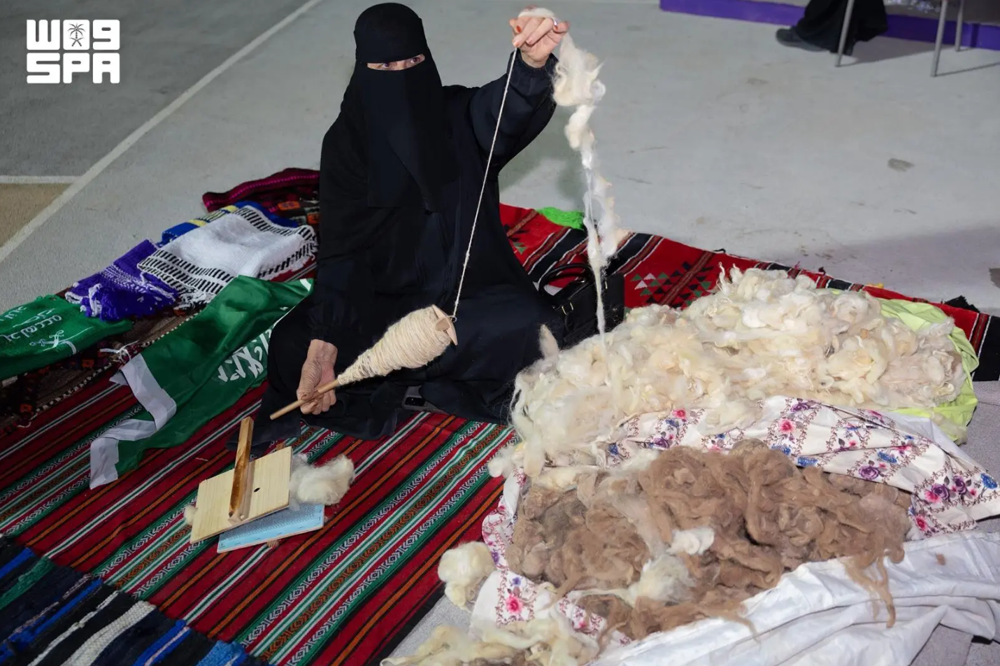 غزل الصوف.. حرفة نسائية متوارثة تحفظ تراث الحدود الشمالية