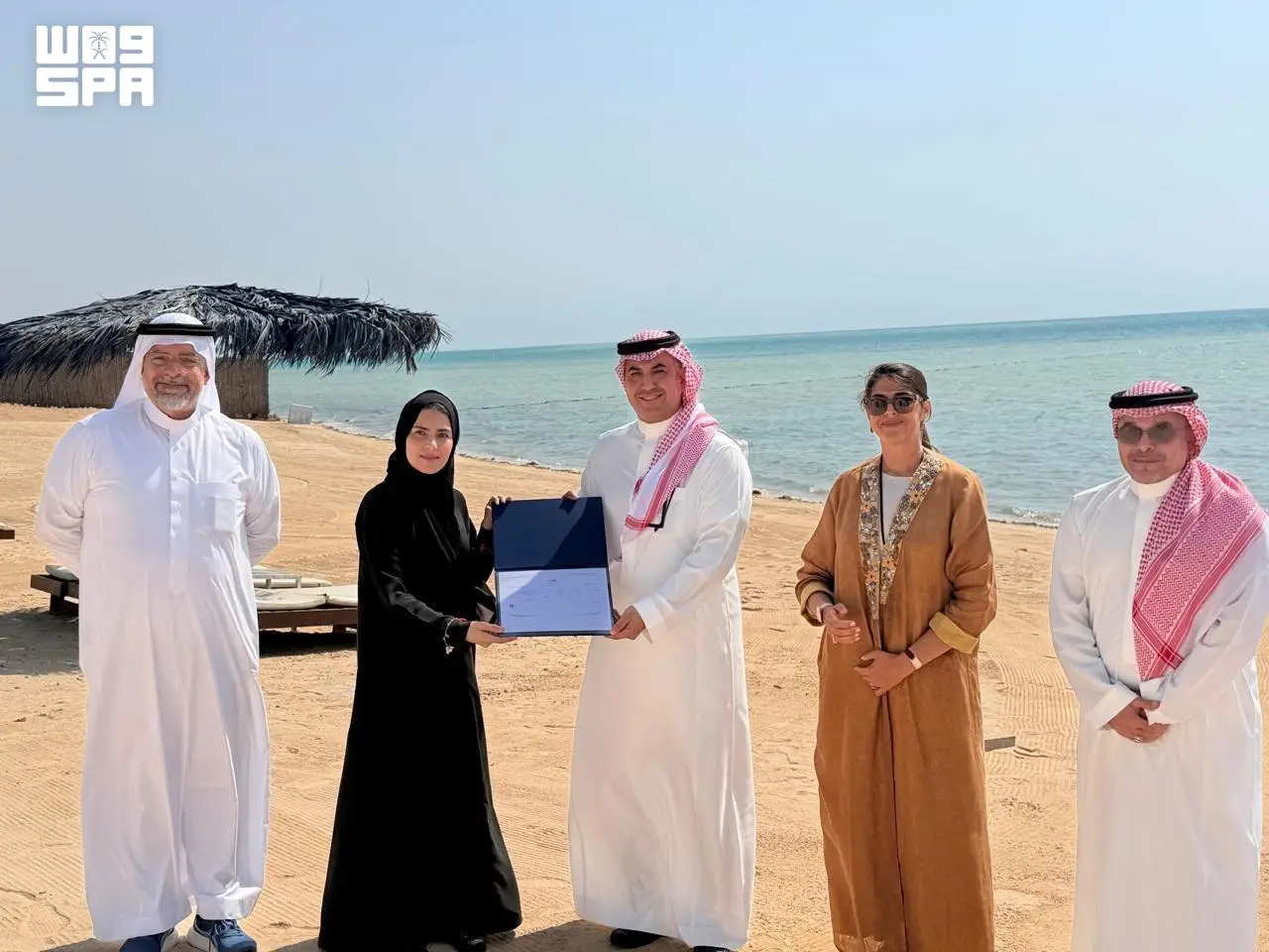 "البحر الأحمر" تسلّم أول رخصة مشغل شاطئ في المملكة