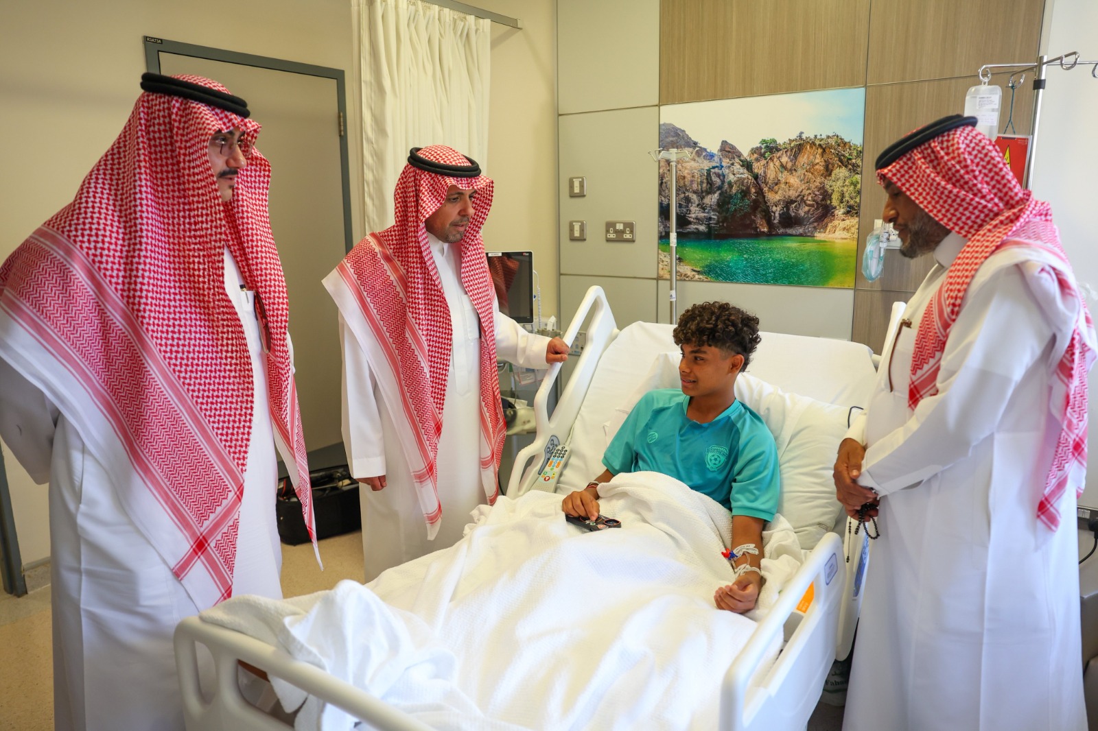 رئيس الفيحاء يزور "السفري" بعد إصابته في اعتداء مطار الملك خالد