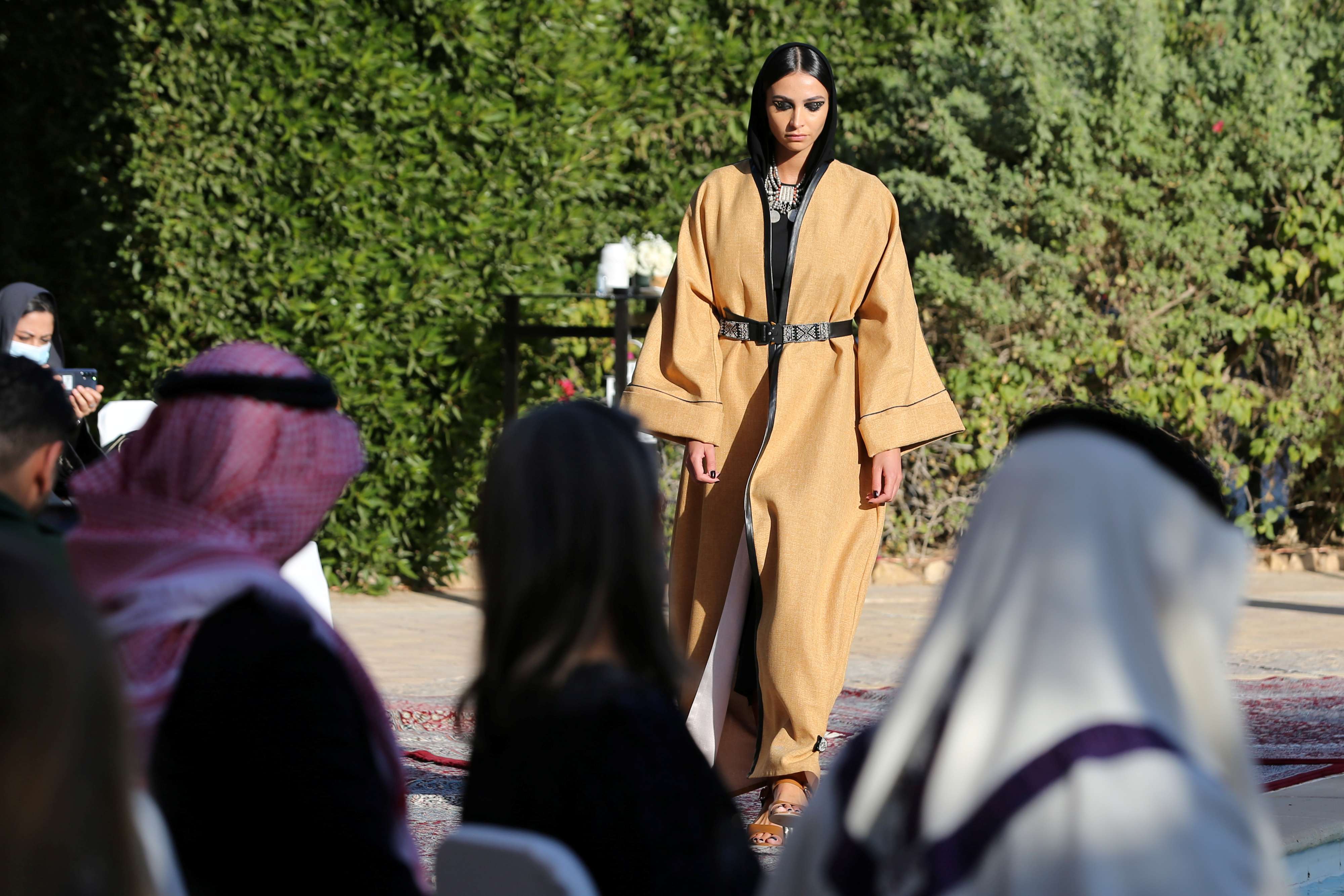كيف أصبحت العباءة السعودية أيقونة عالمية في عالم الأزياء؟