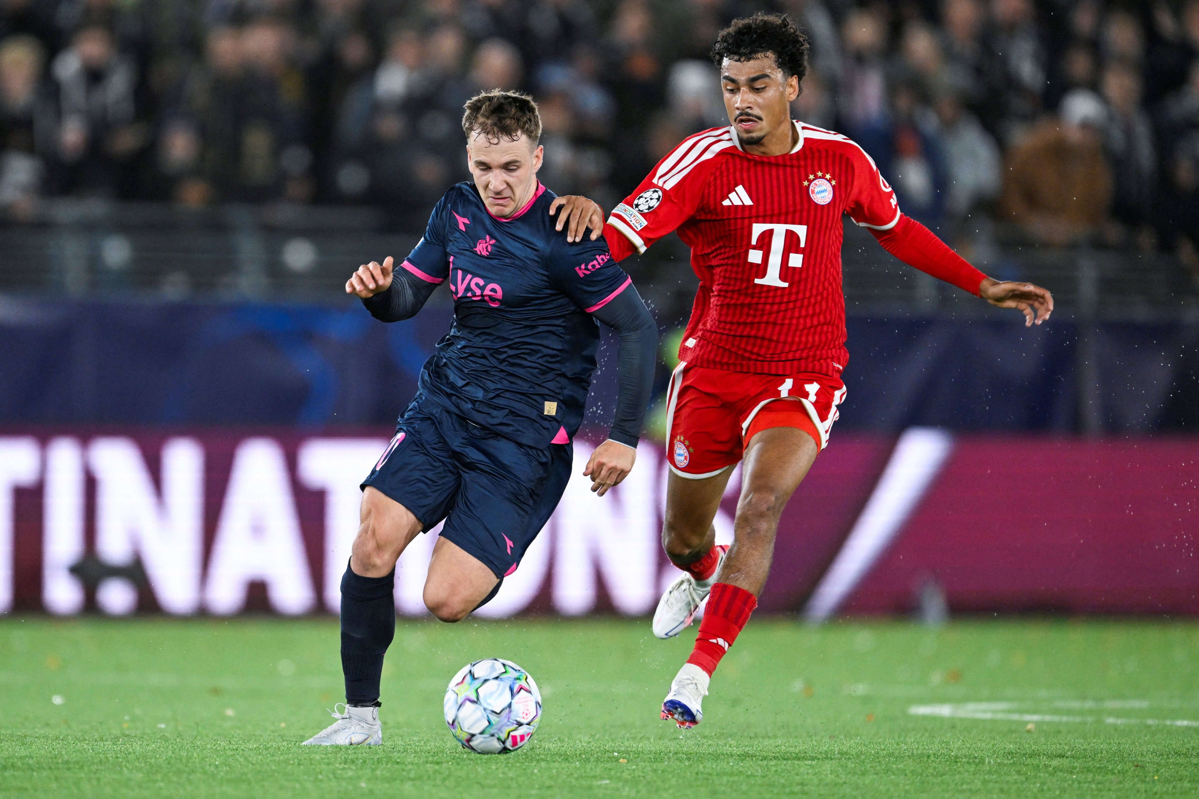 بايرن ميونيخ يفرّط في الفوز أمام فيكينغ بتعادل مثير في دوري الأبطال