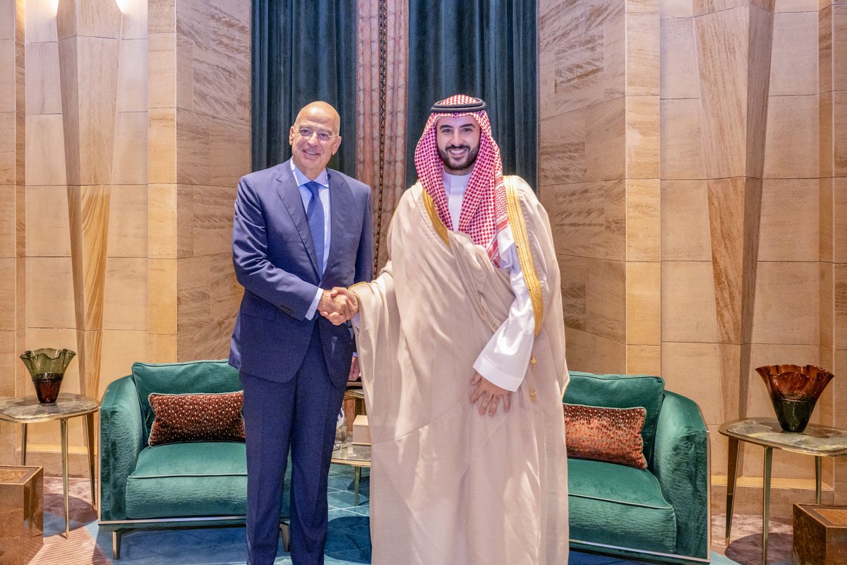 وزير الدفاع يبحث مع نظيره اليوناني تعزيز الشراكة الدفاعية