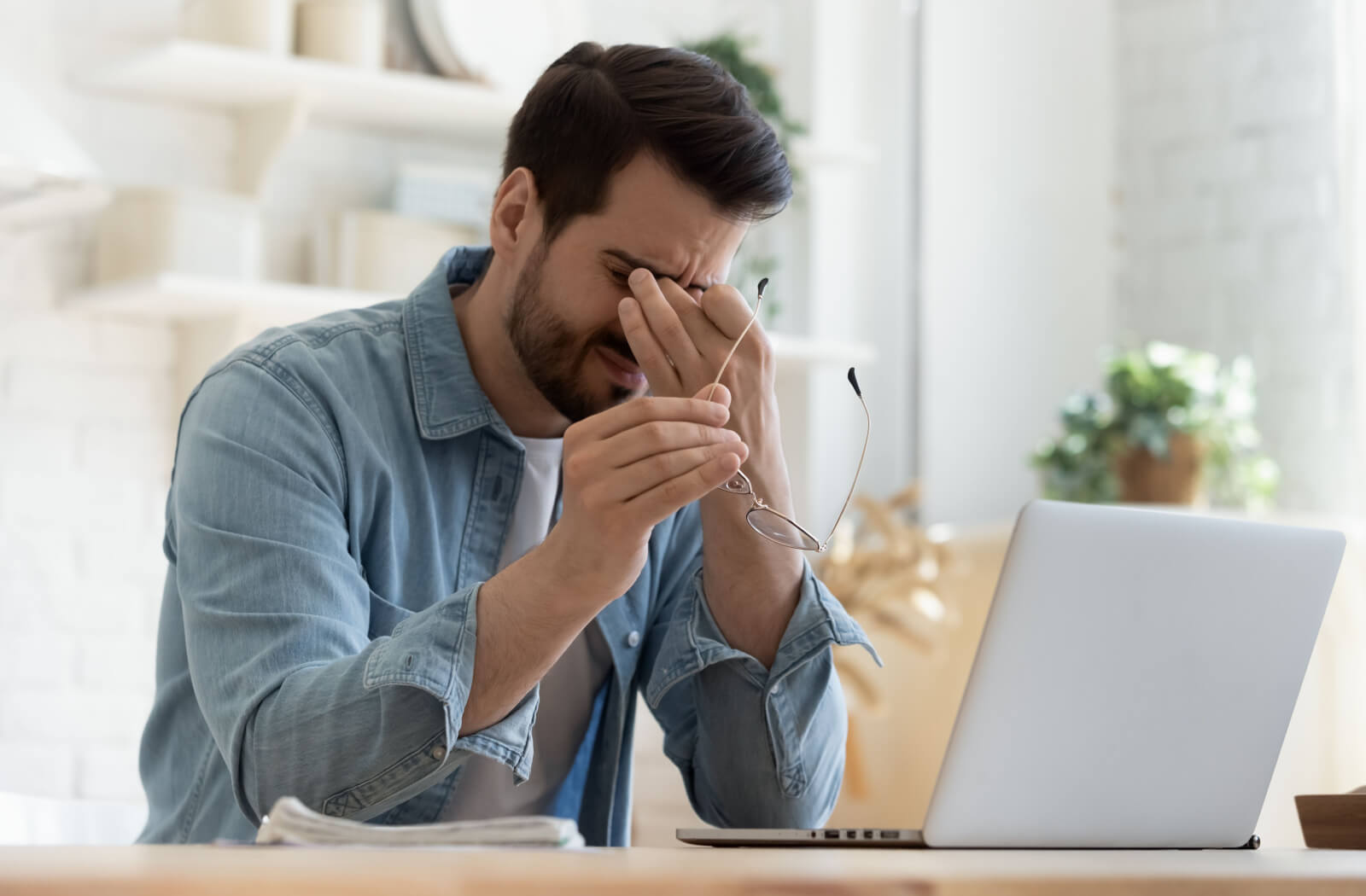 عيوب النظر غير المصححة تتحول إلى صداع يومي
