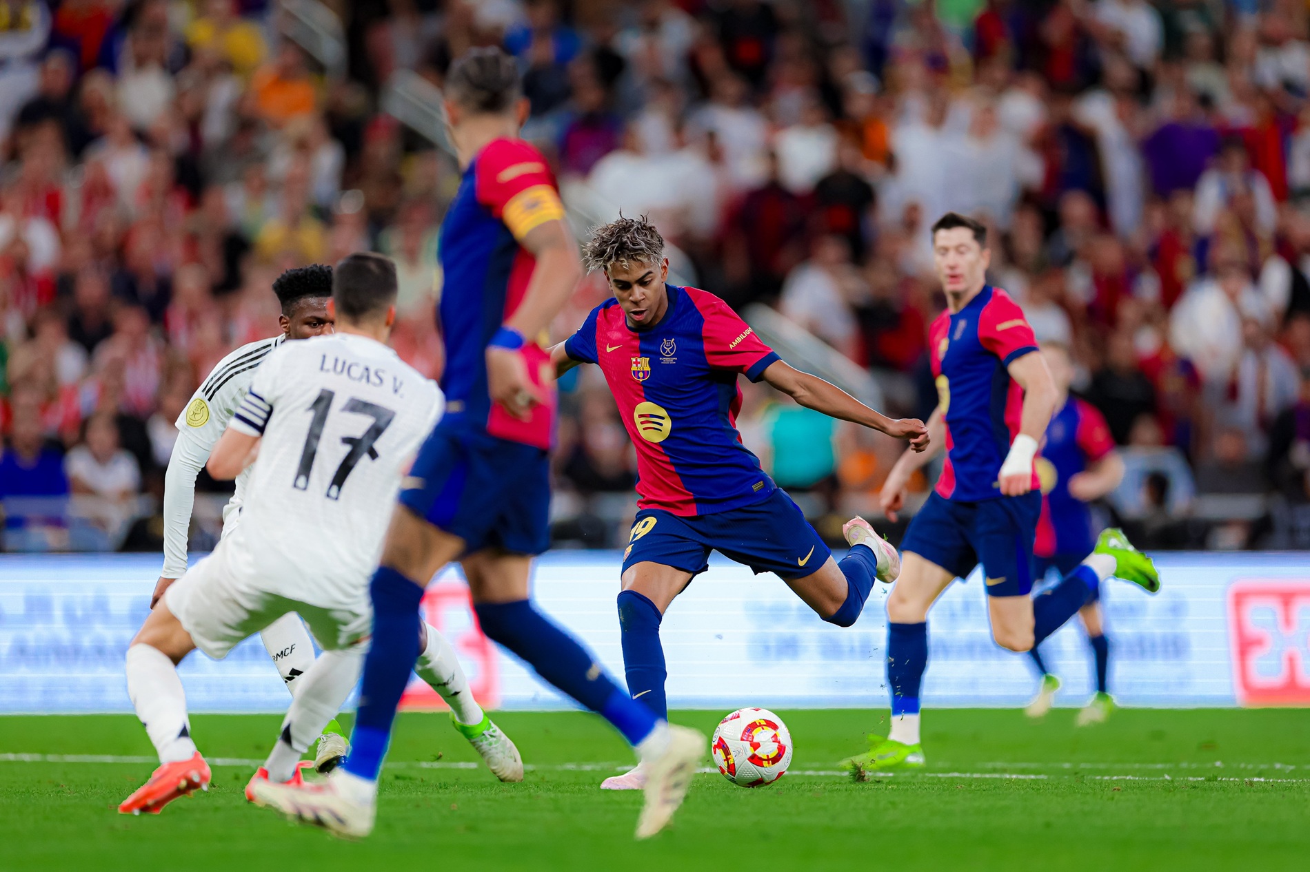 برشلونة يسعى لإبعاد ريال مدريد عن المنافسة في كلاسيكو حاسم