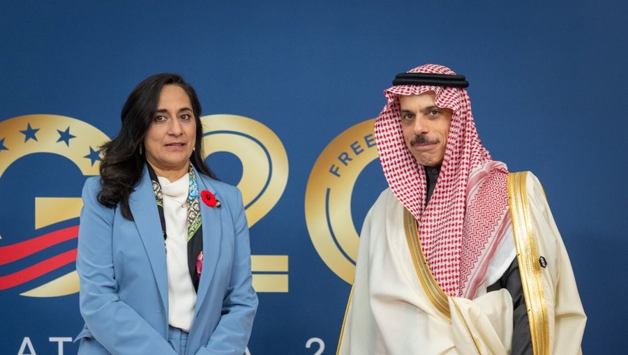 وزير الخارجية يطرح مع نظيره الأوروبي والكندي سبل تعزيز التعاون وتحقيق الاستقرار في المنطقة
