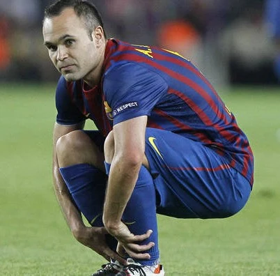إنييستا يغيب عن برشلونة لمدة أسبوعين
