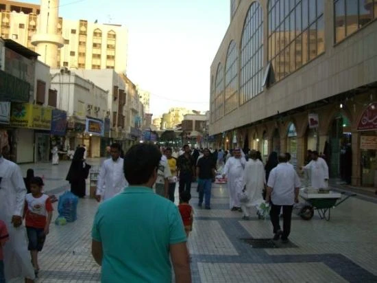 ضبط وإغلاق 269 محلاً مخالفاً في البلد الشهر الماضي