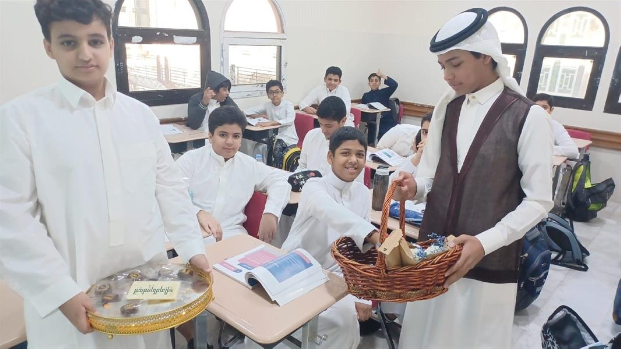 المدارس تستقبل الطلبة بالحلوى عقب العيد.. وبدء اختبارات منتصف الفصل الدراسي الثالث