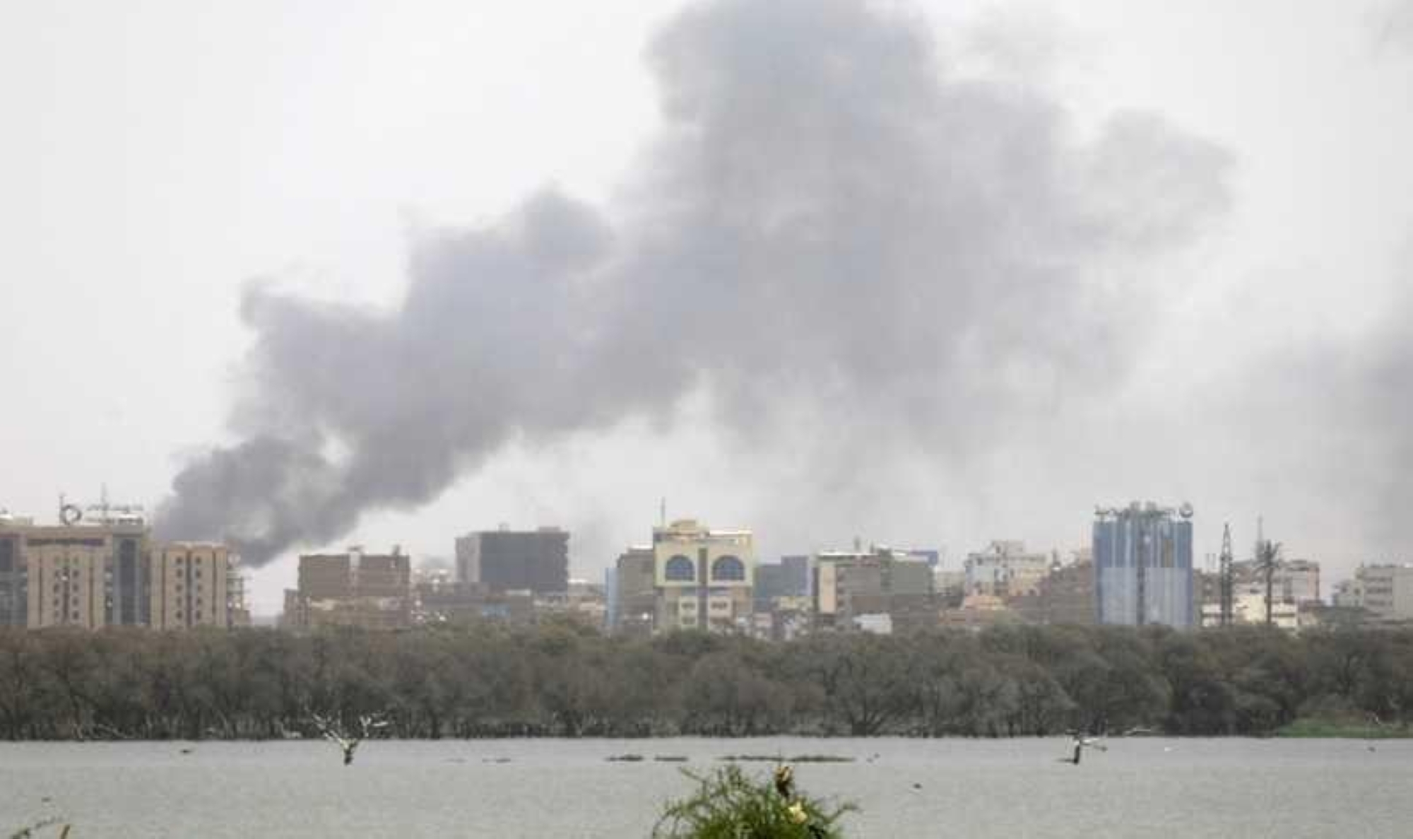 السودان: وصول أول شحنة مساعدات طبية دولية.. وتواصل المعارك رغم الهدنة