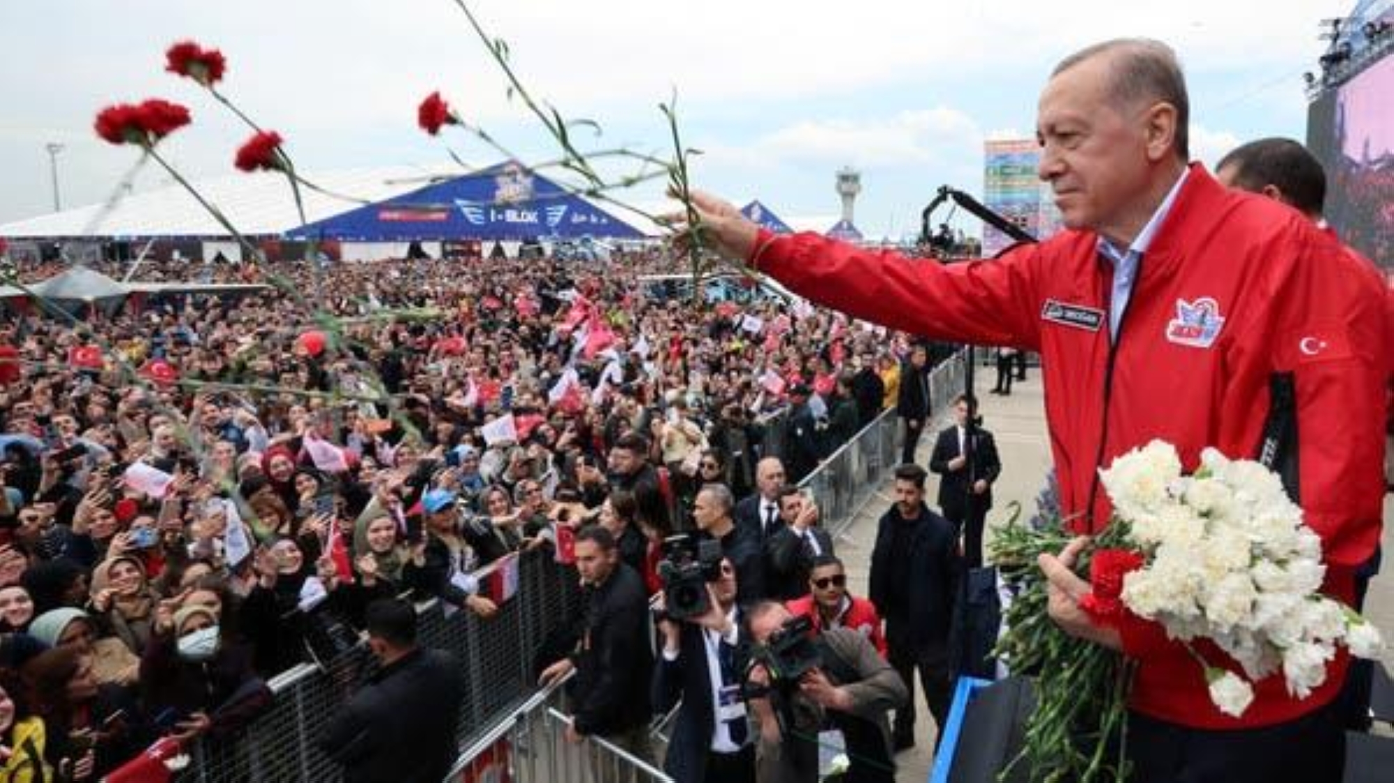 أردوغان يظهر لأول مرة علناً بعد تعرضه لوعكة صحية