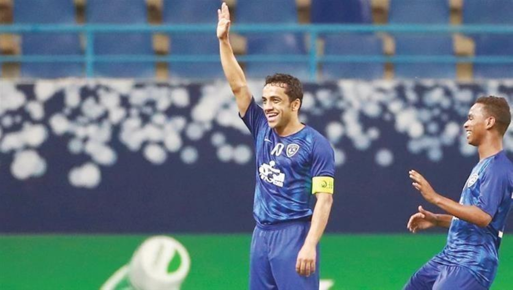 الشلهوب يقوم بتقديم كأس ذهاب نهائي دوري أبطال آسيا