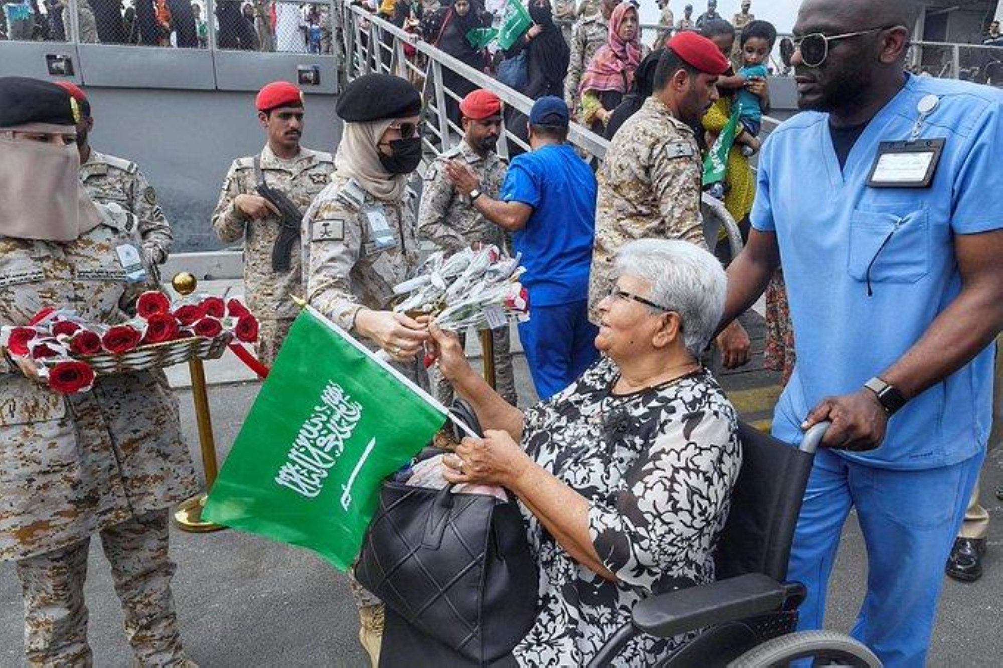 أقلتا 247 من رعايا الدول الصديقة.. سفينتا جلالة الملك "الجبيل" و"مكة" تصلان جدة
