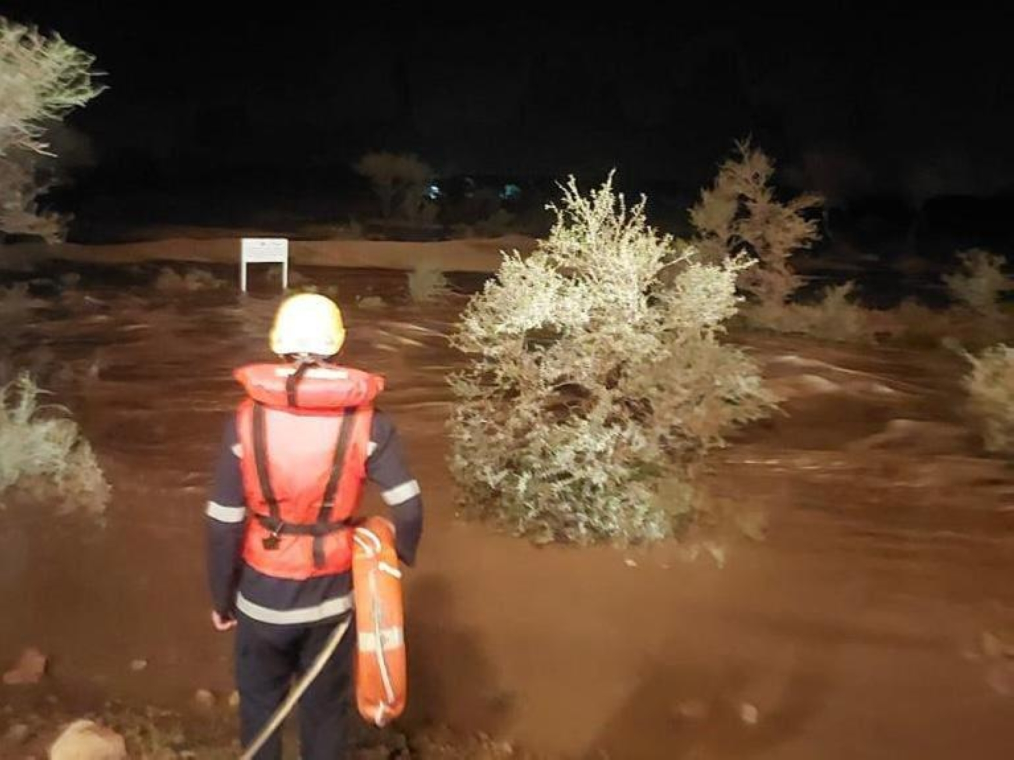 "مدني حريملاء" ينقذ ويُخالف شخصاً احتُجز في سيل داخل مركبة