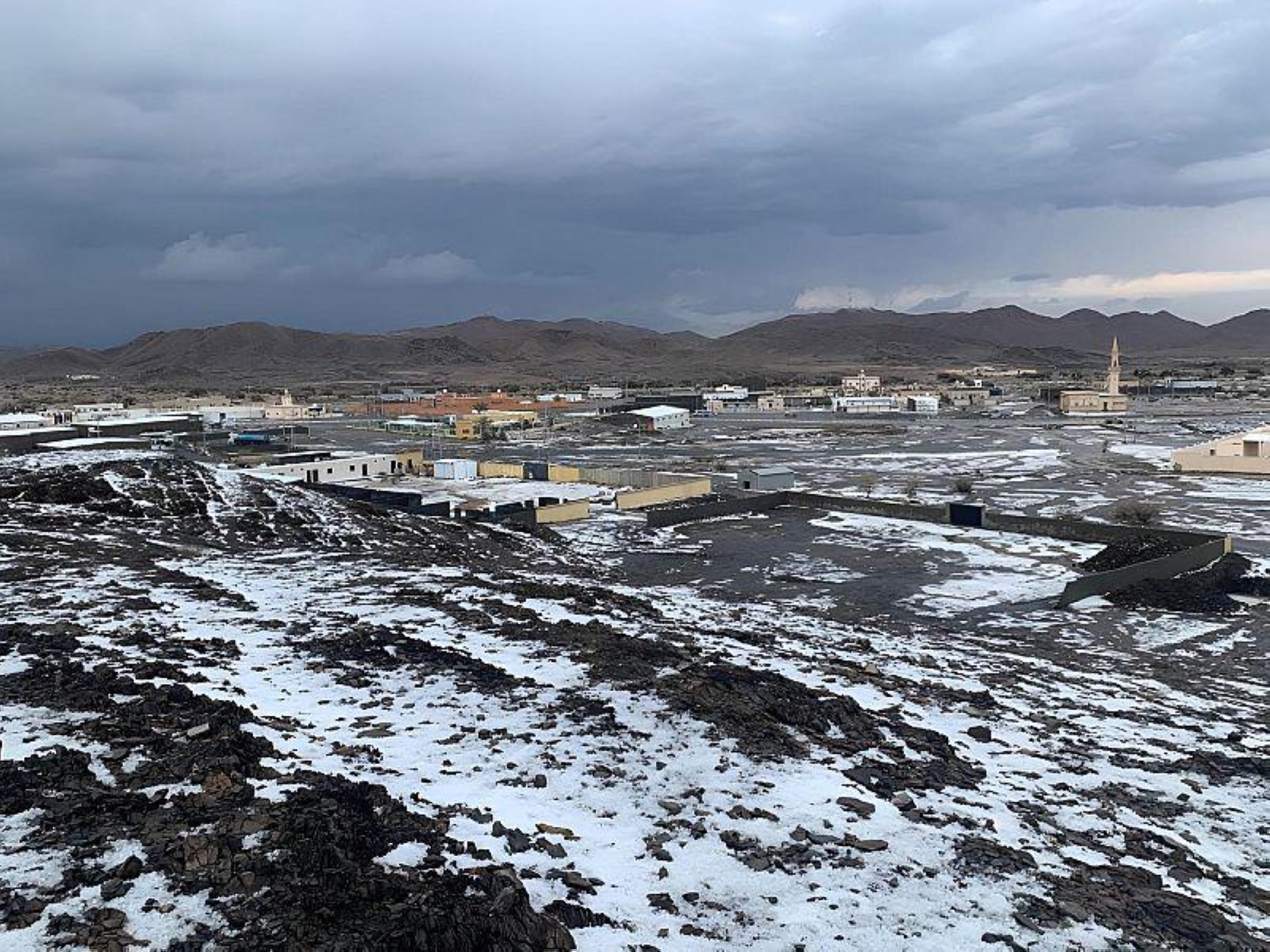 نجران تكتسي بالبياض بعد تساقُط البرد