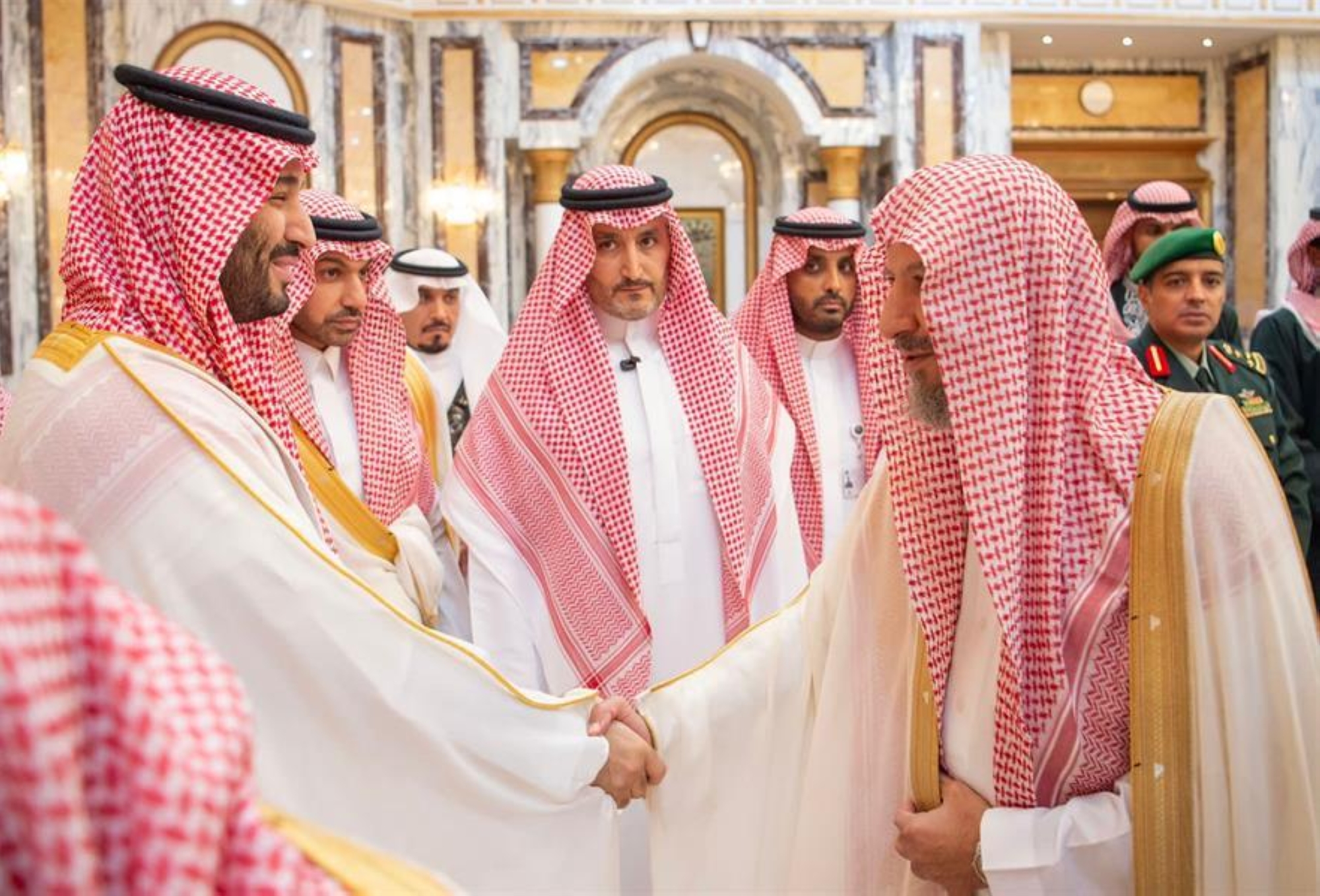 ولي العهد يتلقى تهاني عيد الفطر من الأمراء والعلماء وكبار المسؤولين
