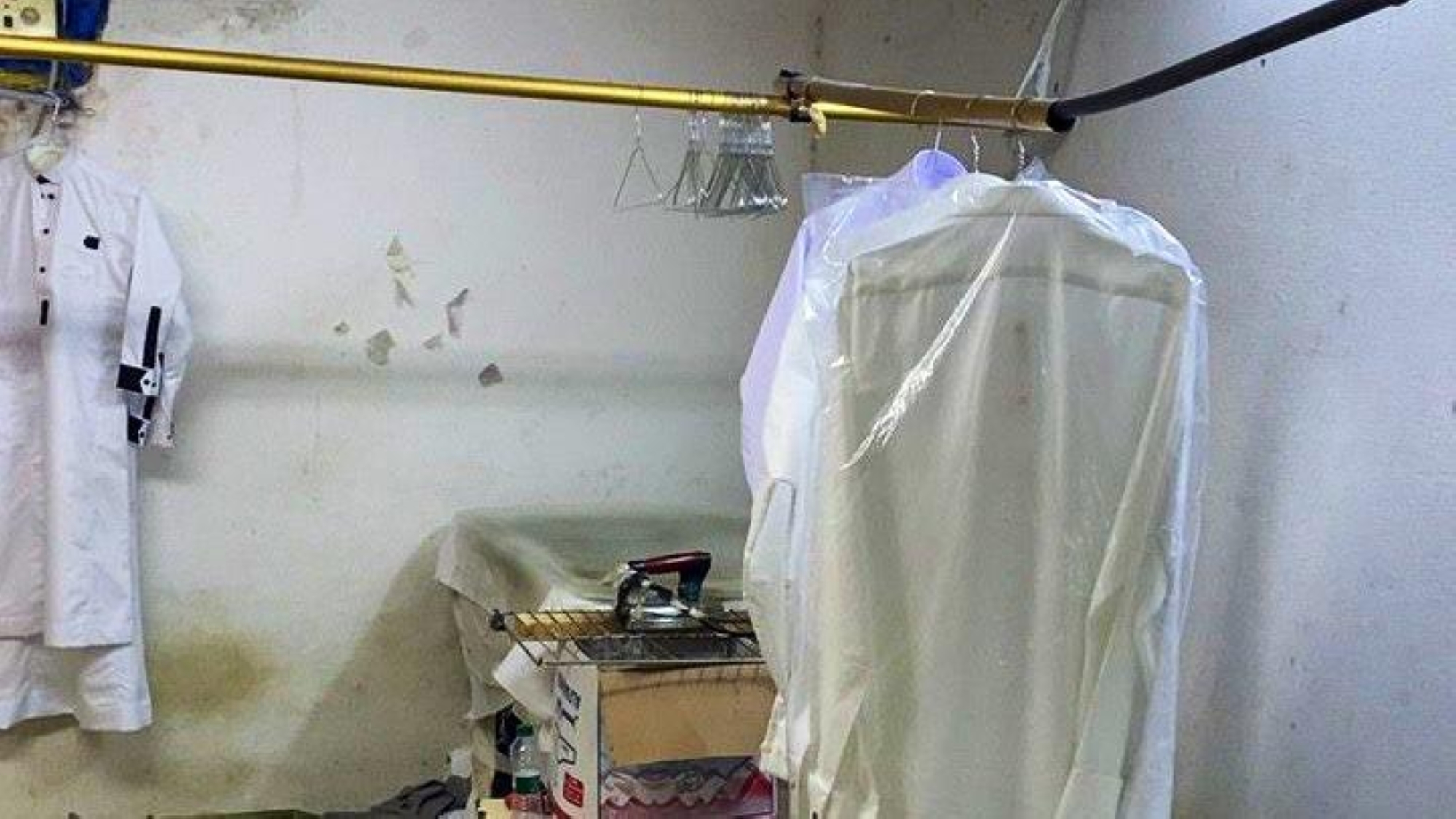ضبط وإغلاق معمل مخالف لخياطة وتفصيل الثياب الرجالية بمكة