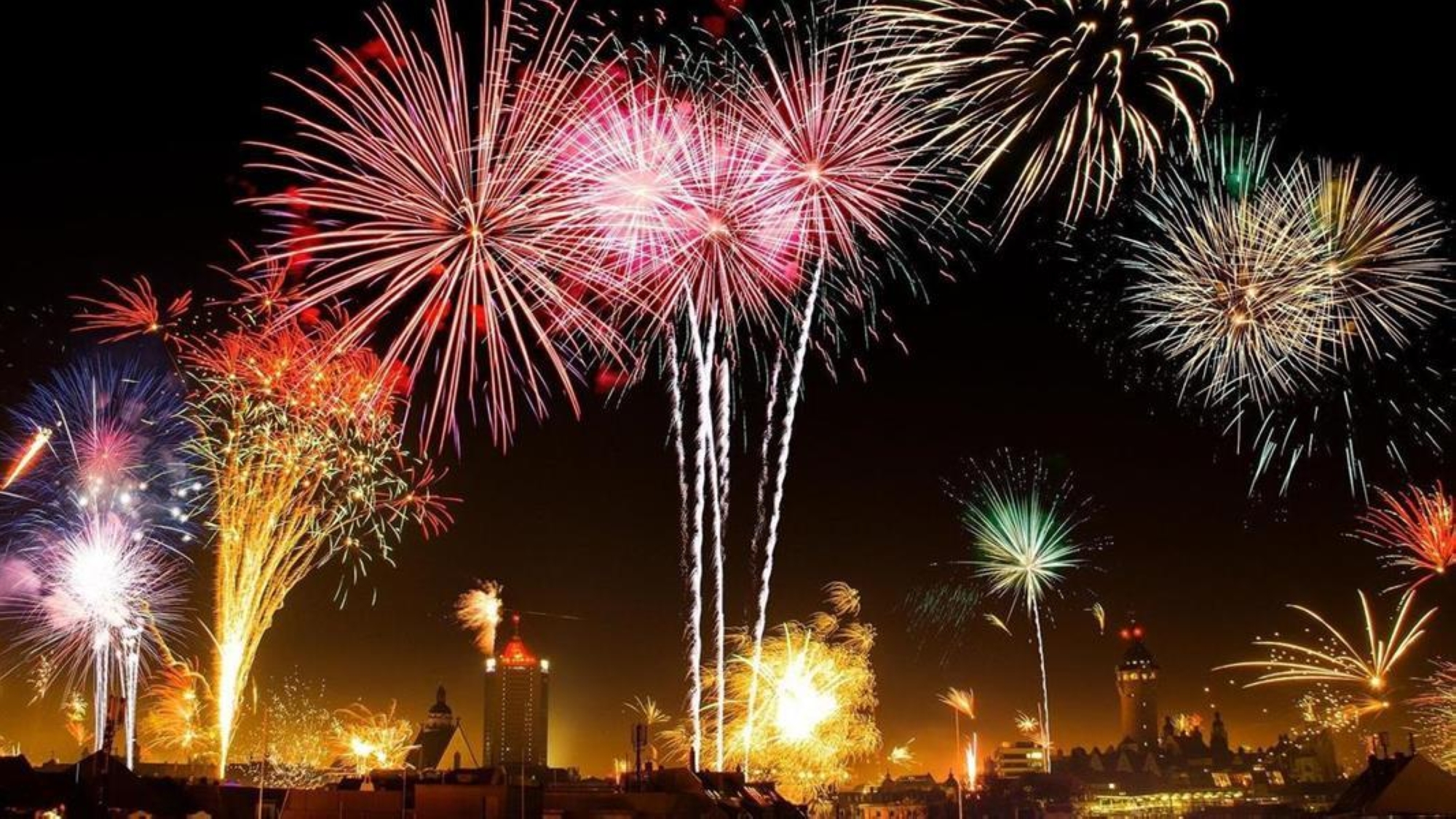 بداية من الـ 9 مساءً.. الألعاب النارية تنير سماء المملكة أول أيام عيد الفطر