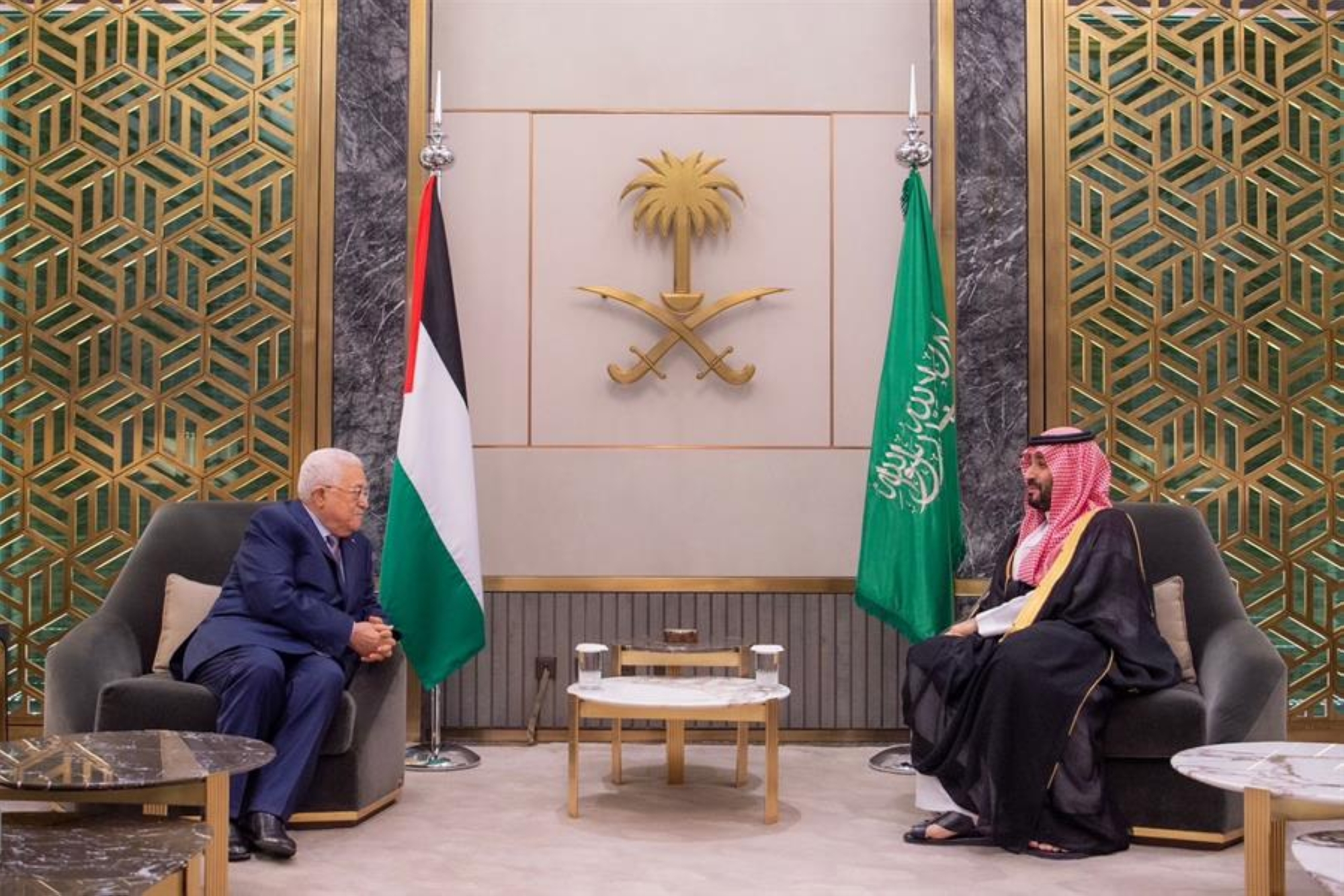 استعرضا مستجدات الأوضاع بفلسطين.. ولي العهد يجتمع بالرئيس محمود عباس في جدة
