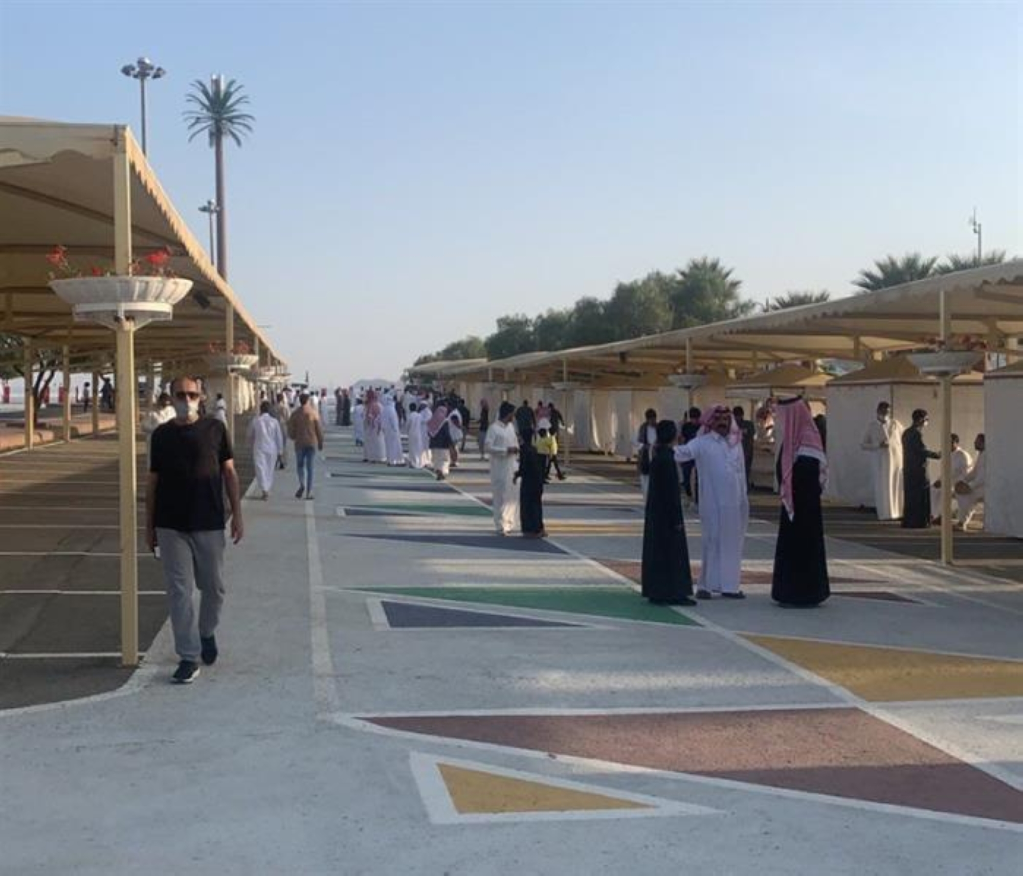 السوق الرمضاني بأبها.. جاذب للأسر المنتجة والسمبوسة والبُر الأكثر طلباً