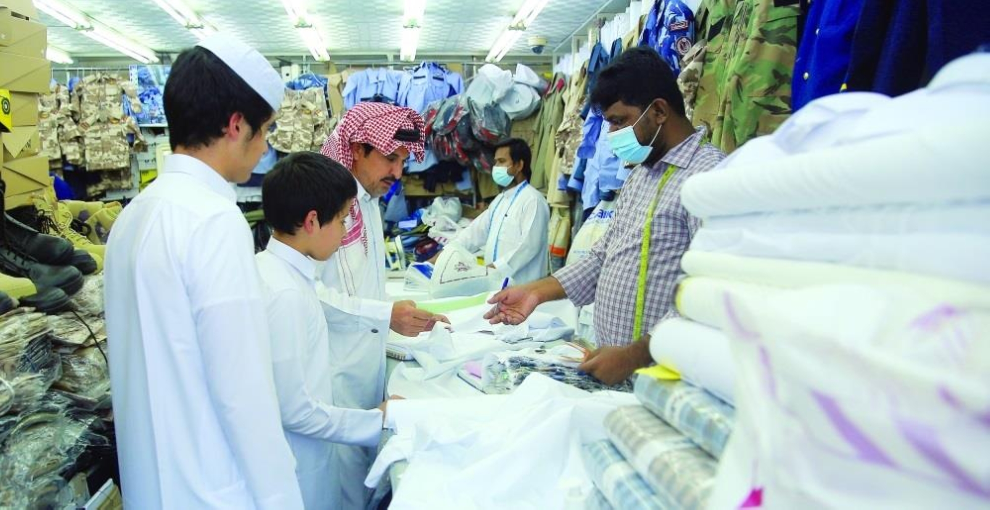 "الواسطة".. السبيل الوحيد مع "محلات الخياطة" في زحام ما قبل العيد