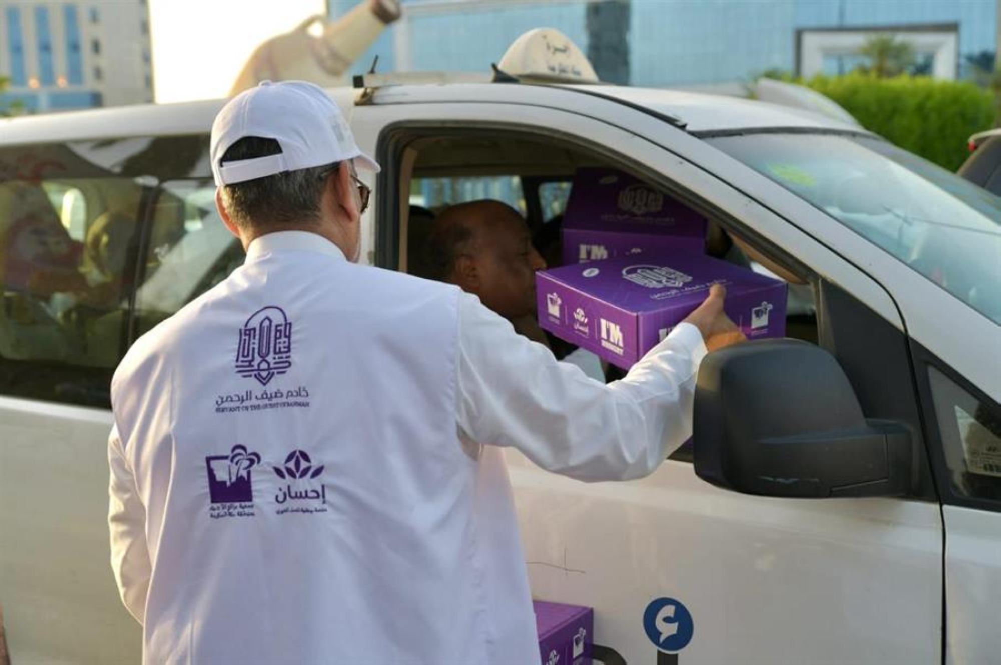 وزع 40 مليون عبوة مياه خلال رمضان.. إطلاق مشروع "خادم ضيف الرحمن" عبر "إحسان"